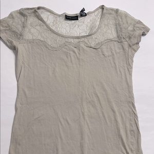 T-shirt laced at the top with hem design